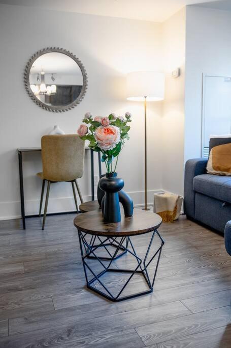 Chic 1-Br Condo; Parking Included; Downtown Core Toronto Exteriér fotografie