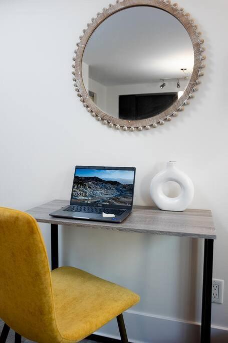 Chic 1-Br Condo; Parking Included; Downtown Core Toronto Exteriér fotografie