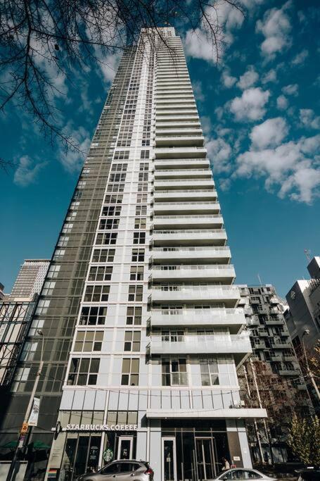 Chic 1-Br Condo; Parking Included; Downtown Core Toronto Exteriér fotografie