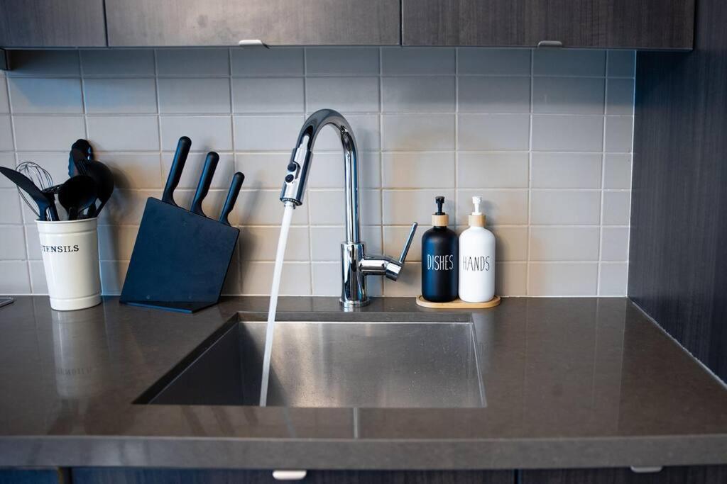 Chic 1-Br Condo; Parking Included; Downtown Core Toronto Exteriér fotografie