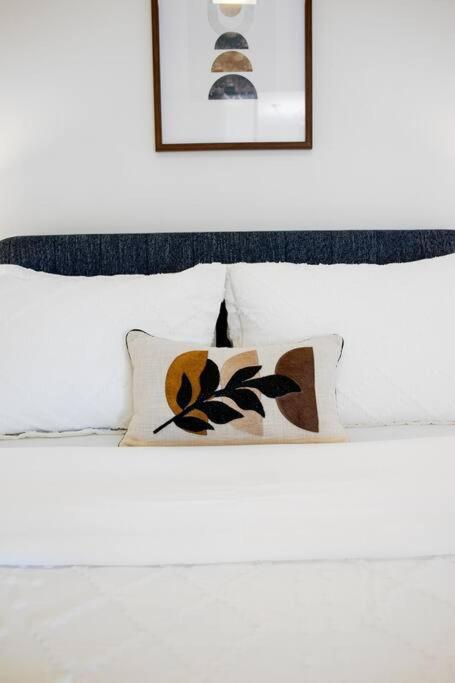 Chic 1-Br Condo; Parking Included; Downtown Core Toronto Exteriér fotografie