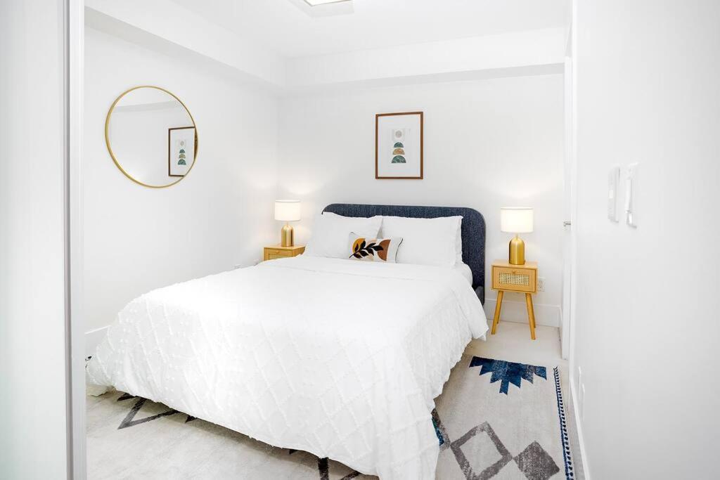 Chic 1-Br Condo; Parking Included; Downtown Core Toronto Exteriér fotografie