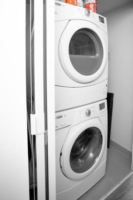 Chic 1-Br Condo; Parking Included; Downtown Core Toronto Exteriér fotografie