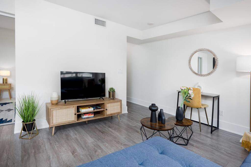 Chic 1-Br Condo; Parking Included; Downtown Core Toronto Exteriér fotografie