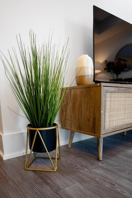 Chic 1-Br Condo; Parking Included; Downtown Core Toronto Exteriér fotografie