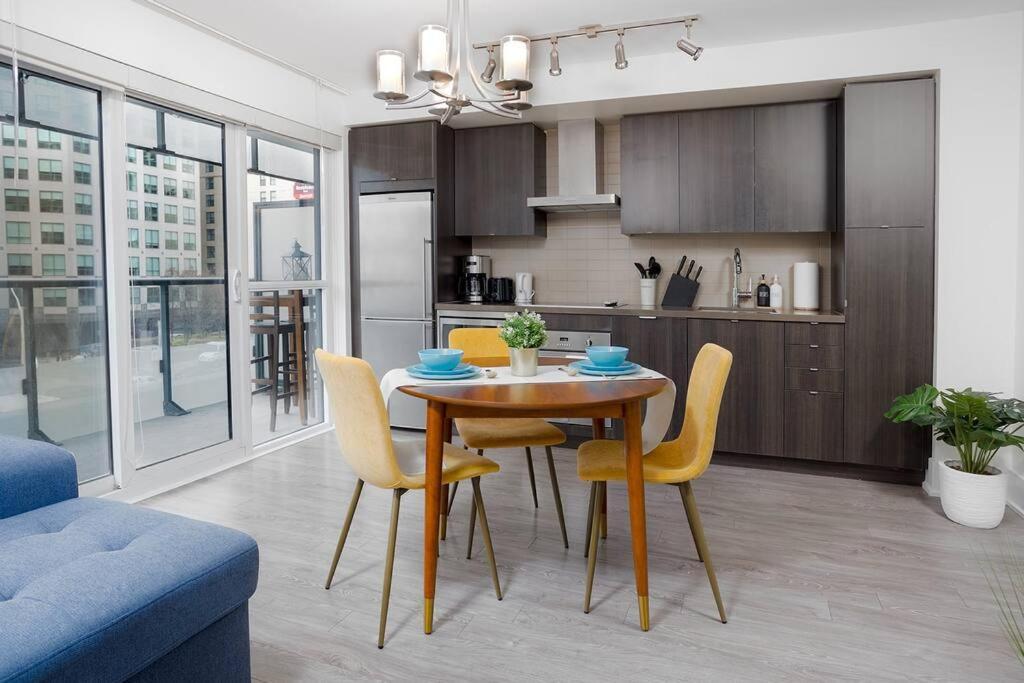 Chic 1-Br Condo; Parking Included; Downtown Core Toronto Exteriér fotografie