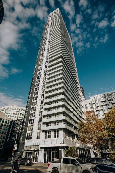 Chic 1-Br Condo; Parking Included; Downtown Core Toronto Exteriér fotografie