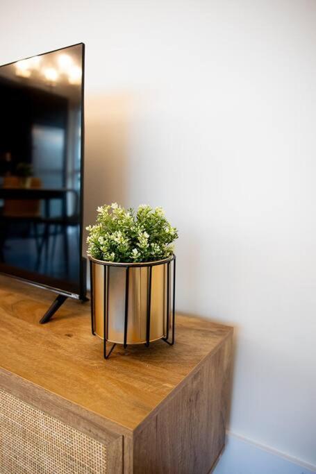 Chic 1-Br Condo; Parking Included; Downtown Core Toronto Exteriér fotografie
