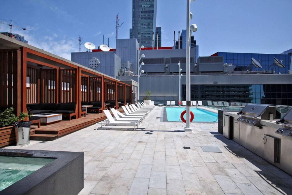 Chic 1-Br Condo; Parking Included; Downtown Core Toronto Exteriér fotografie