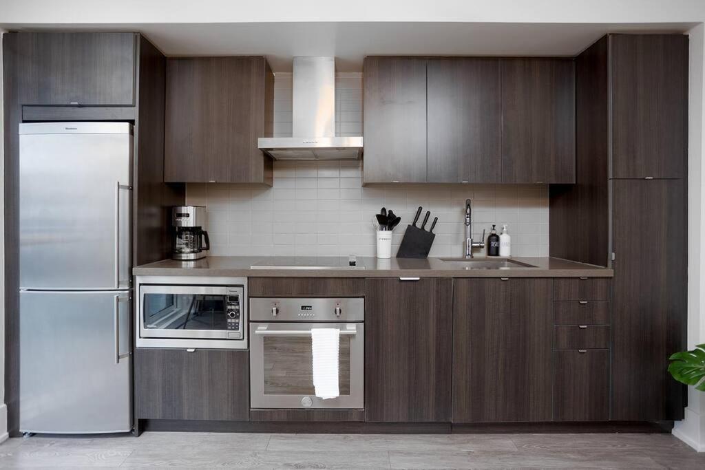 Chic 1-Br Condo; Parking Included; Downtown Core Toronto Exteriér fotografie