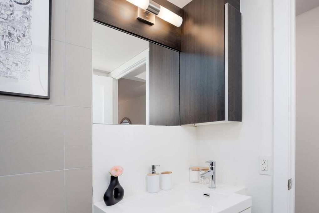 Chic 1-Br Condo; Parking Included; Downtown Core Toronto Exteriér fotografie