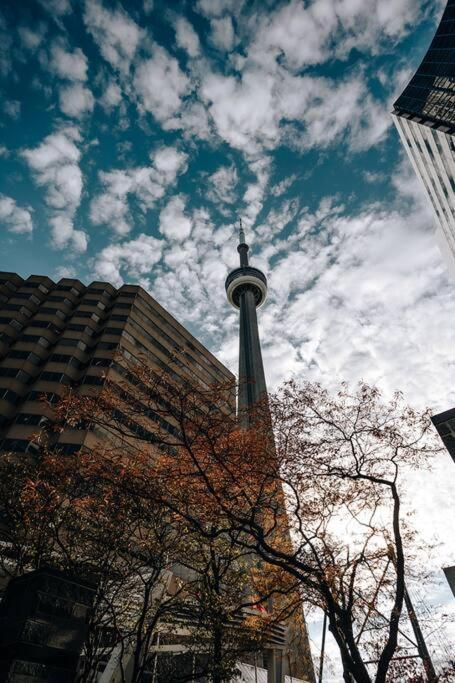 Chic 1-Br Condo; Parking Included; Downtown Core Toronto Exteriér fotografie