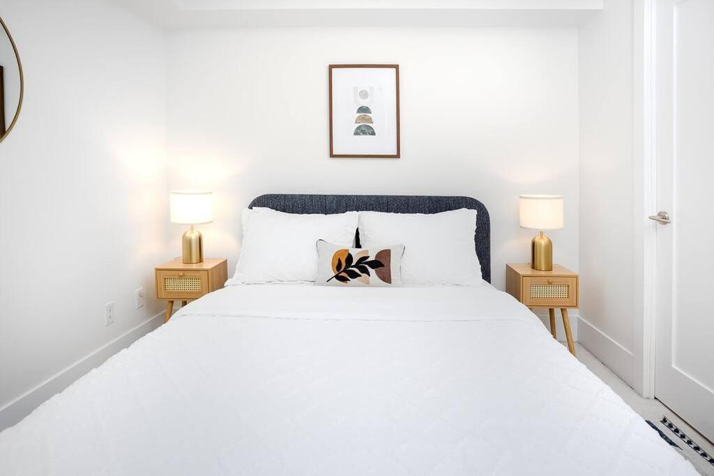 Chic 1-Br Condo; Parking Included; Downtown Core Toronto Exteriér fotografie