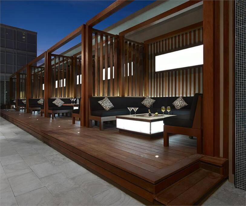 Chic 1-Br Condo; Parking Included; Downtown Core Toronto Exteriér fotografie