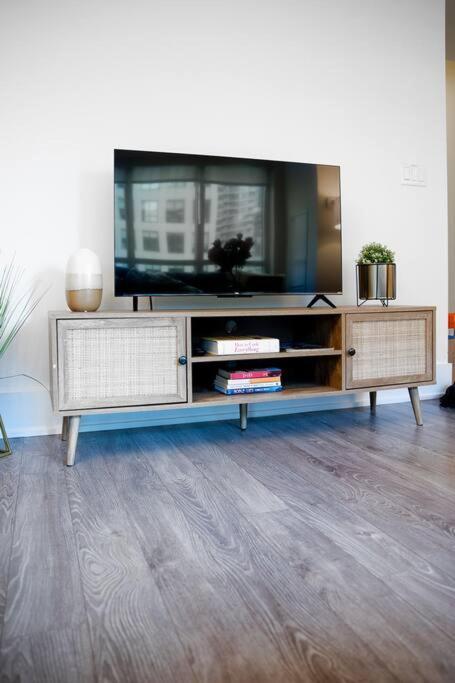 Chic 1-Br Condo; Parking Included; Downtown Core Toronto Exteriér fotografie
