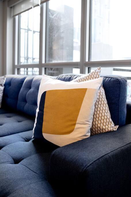 Chic 1-Br Condo; Parking Included; Downtown Core Toronto Exteriér fotografie