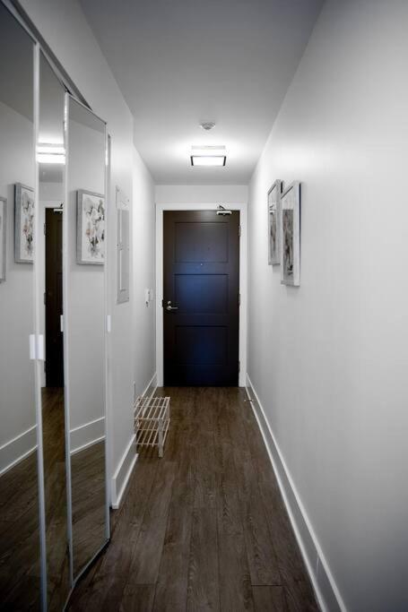 Chic 1-Br Condo; Parking Included; Downtown Core Toronto Exteriér fotografie