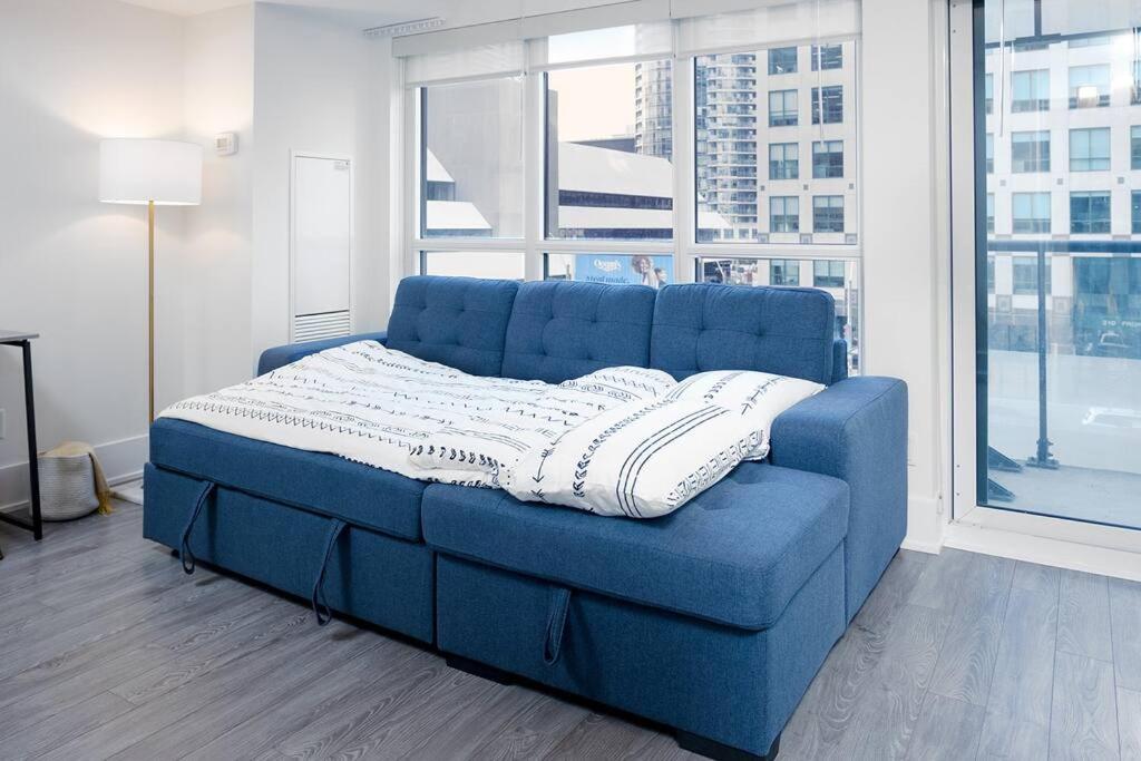 Chic 1-Br Condo; Parking Included; Downtown Core Toronto Exteriér fotografie